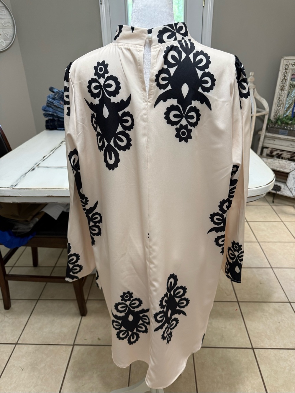 Ivory and Black Floral Embroidered Women’s Kimono Top Size 1XL - Picture 8 of 12